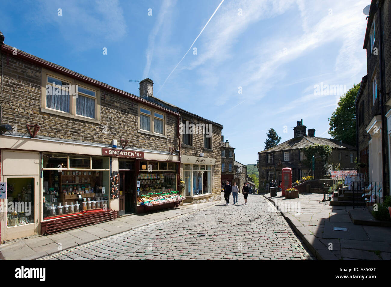 Main Street im Zentrum Dorfes, Haworth, West Yorkshire, England, UK Stockfoto