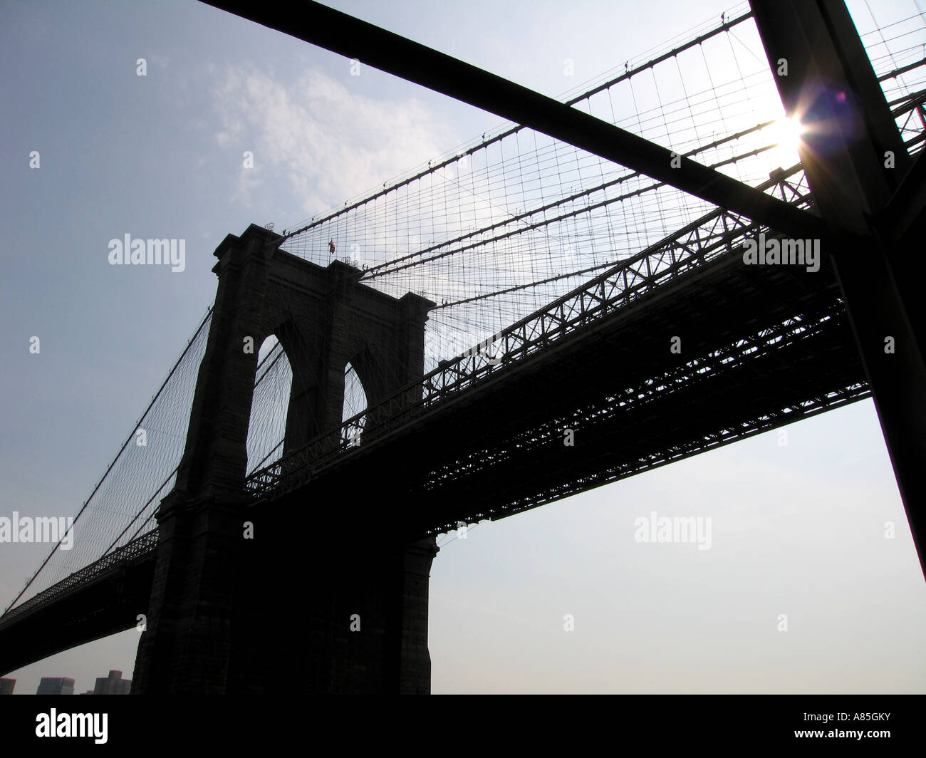 Sonnenuntergang hinter Silhouette der Brooklyn Bridge, New York City USA Amerika Stockfoto