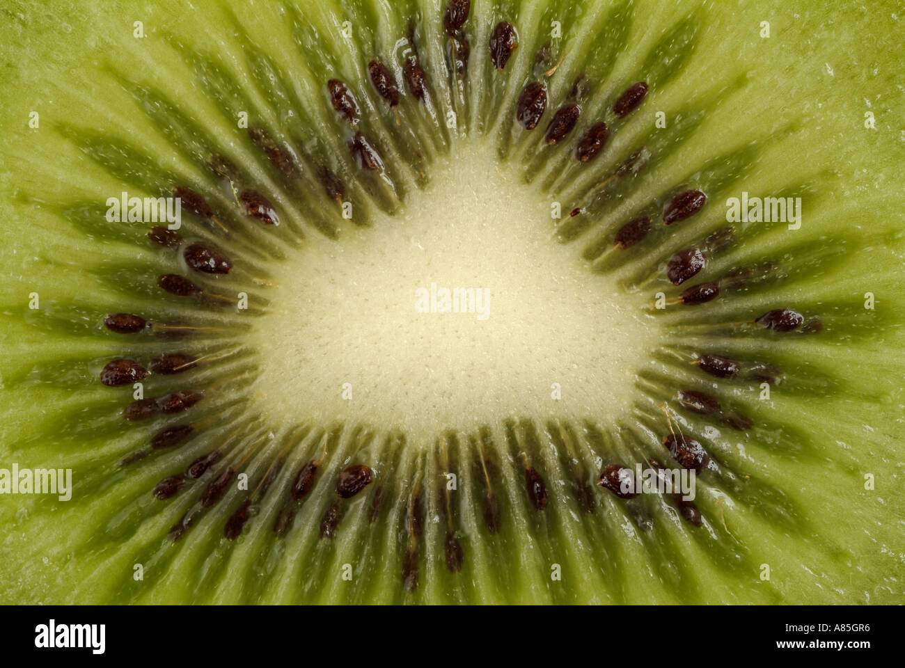 Obst in der Nähe von eine Kiwi in Scheiben geschnitten In Hälfte Stockfoto
