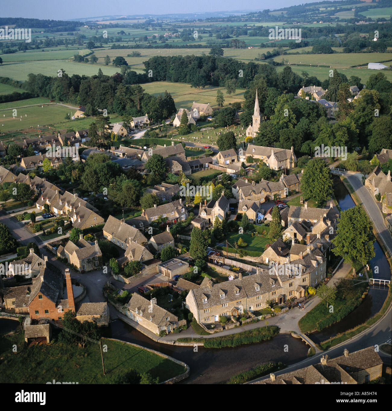 Untere Schlachtung Cotswold-Dorf von River Windrush Gloucestershire Luftbild Stockfoto