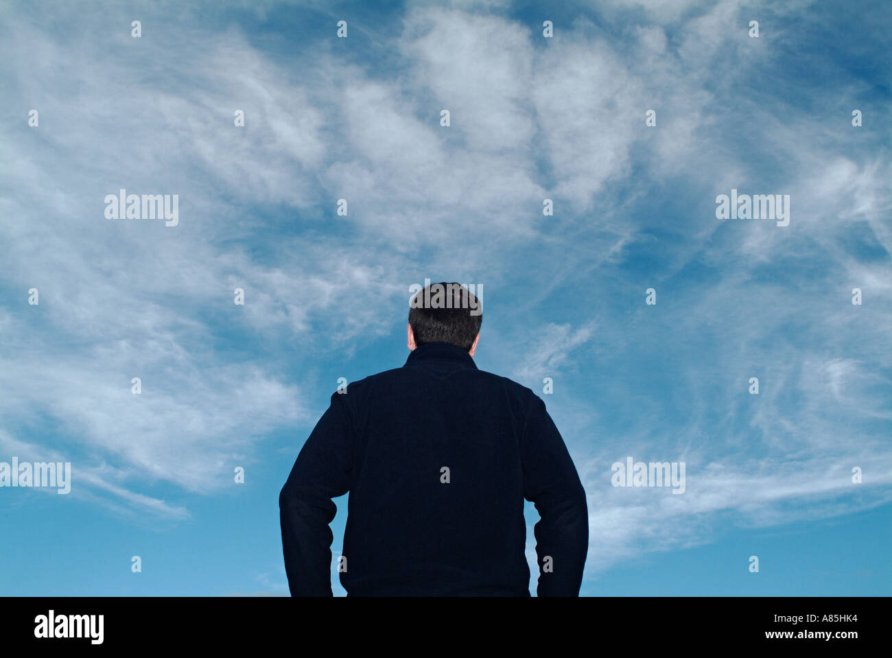 Mann, Blick auf eine blaue Wolke gefüllten Himmel Stockfoto