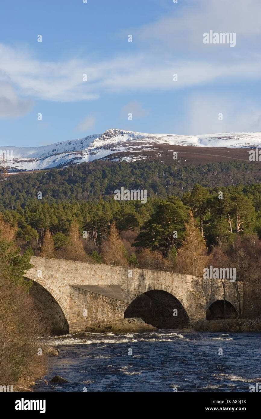 IA 93 Braemar; Invercauld Bridge über den Fluss Dee, mit Blick auf die Old Brig o' Dee, Aberdeenshire, Schottland, Großbritannien Stockfoto