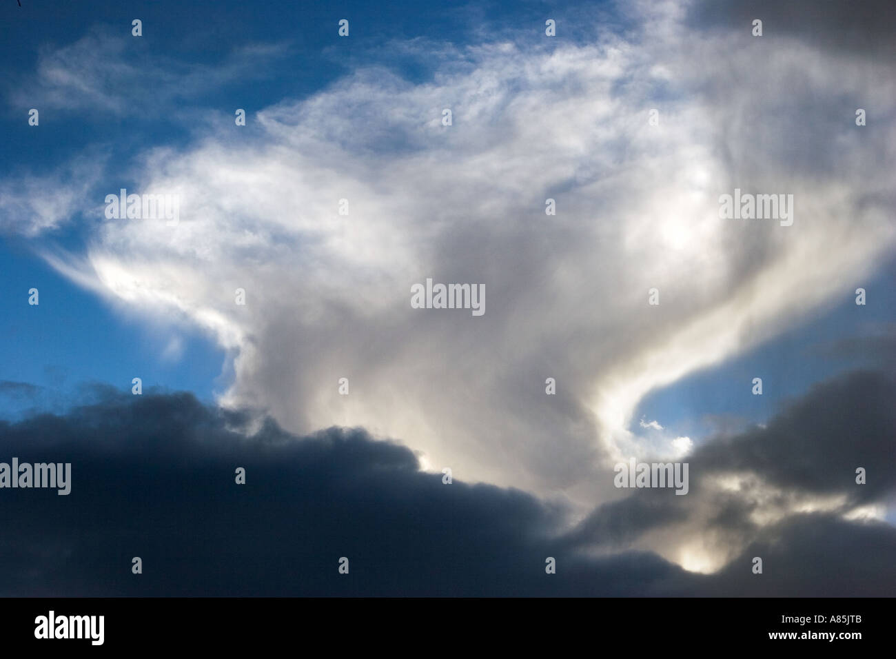 Seltsame Wolken, ungewöhnliche Cloud, seltsame Wolken, bizarre Wolken. Cloud Konvektion Amboss formation Muster über Lochnagar, Glen Muick, Schottland, Großbritannien Stockfoto