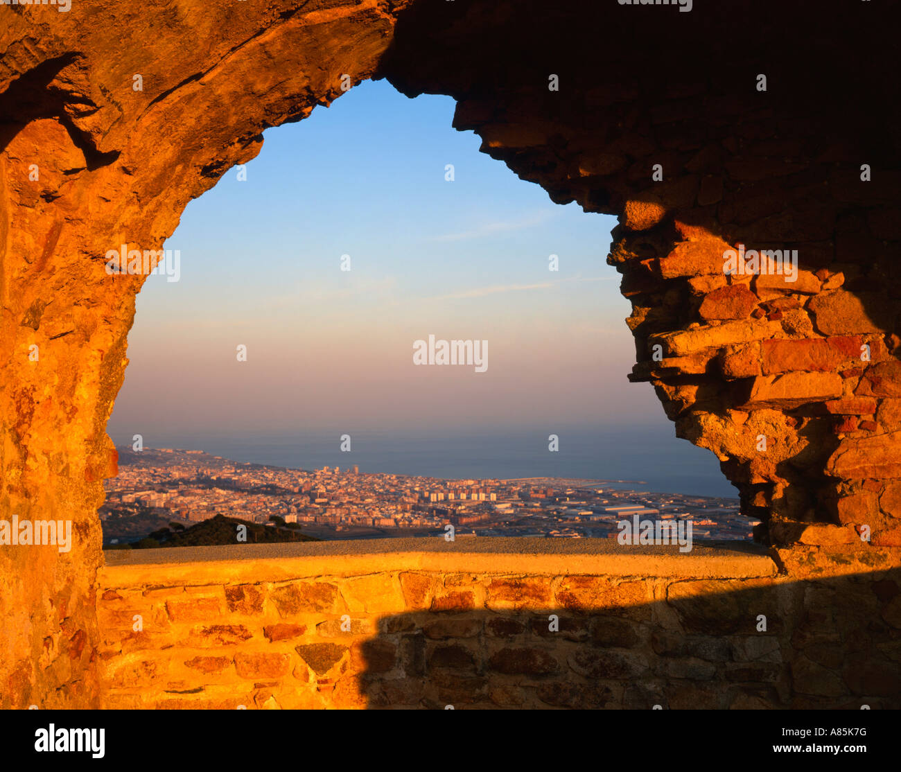 ANSICHT VON MATARO VON BURRIACH BURG, CABRERA DE MAR, PROVINZ BARCELONA, KATALONIEN, SPANIEN Stockfoto