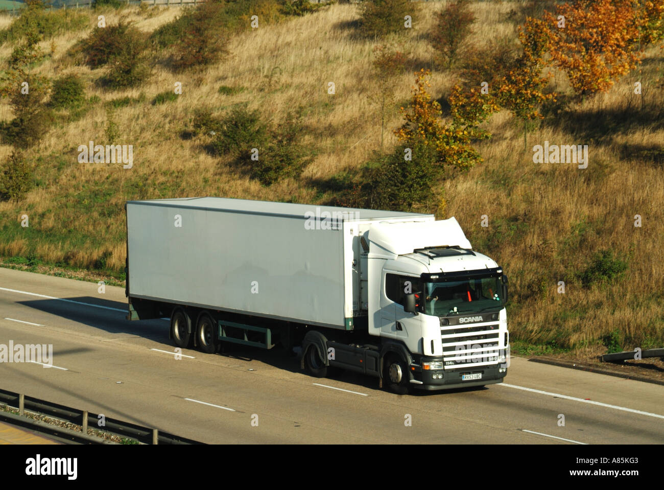 M25 Autobahn weiße unmarkierte Scania Lkw und Anhänger Stockfoto M25 Autobahn weiße unmarkierte Scania Lkw und Anhänger Stockfoto