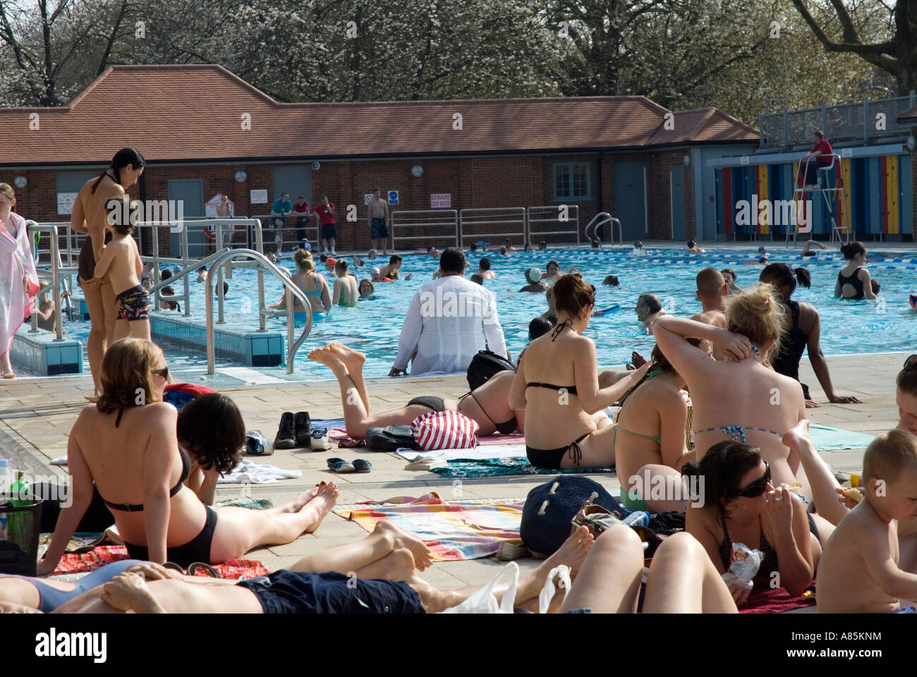 Menschen, die genießen sonnige Nachmittag London Felder LIDO London Borough of Hackney Außenpool Stockfoto