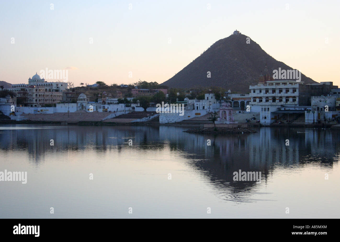 Ratnagiri Hügel mit der Savitri Tempel auf seinem Gipfel in Pushkar See, Pushkar, Rajasthan, Indien nach Sonnenuntergang. Stockfoto