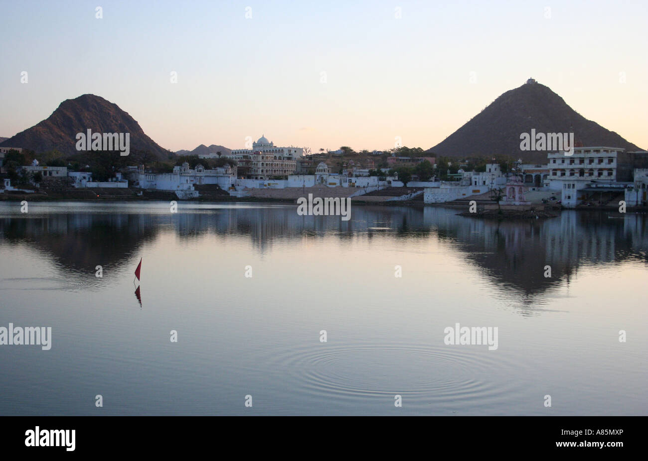 Ratnagiri Hügel spiegelt sich in Pushkar See, Pushkar, Rajasthan, Indien, nach Sonnenuntergang. Stockfoto