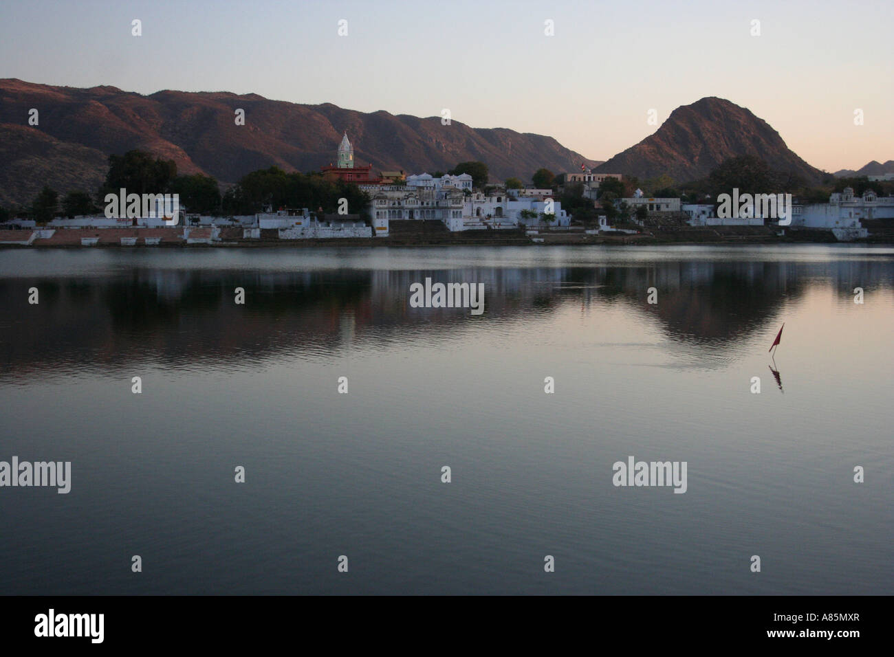 Berge in Pushkar See, Pushkar, Rajasthan, Indien wider, nach Sonnenuntergang. Stockfoto