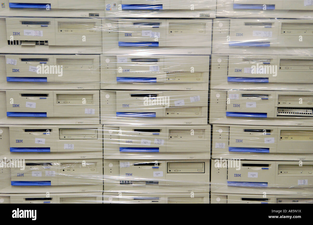 Shrink verpackt bereit für den Export gebrauchte Computer bei Wastechnique Ltd Rhondda Valley South Wales UK Stockfoto