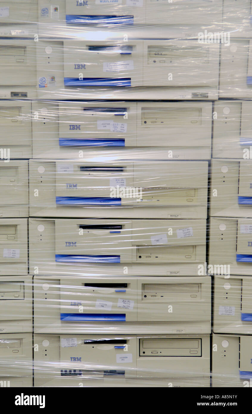 Shrink verpackt bereit für den Export gebrauchte Computer bei Wastechnique Ltd Rhondda Valley South Wales UK Stockfoto