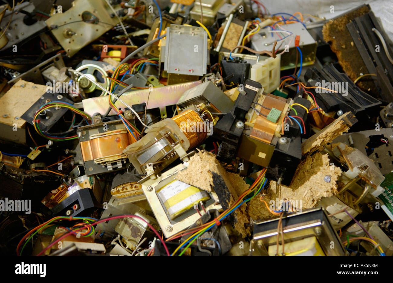 Komponenten von Cathode Ray Tube, Kathodenstrahlröhre Computermonitoren und heimischen Fernseher bereit für das recycling Fabrik in South Wales UK Stockfoto