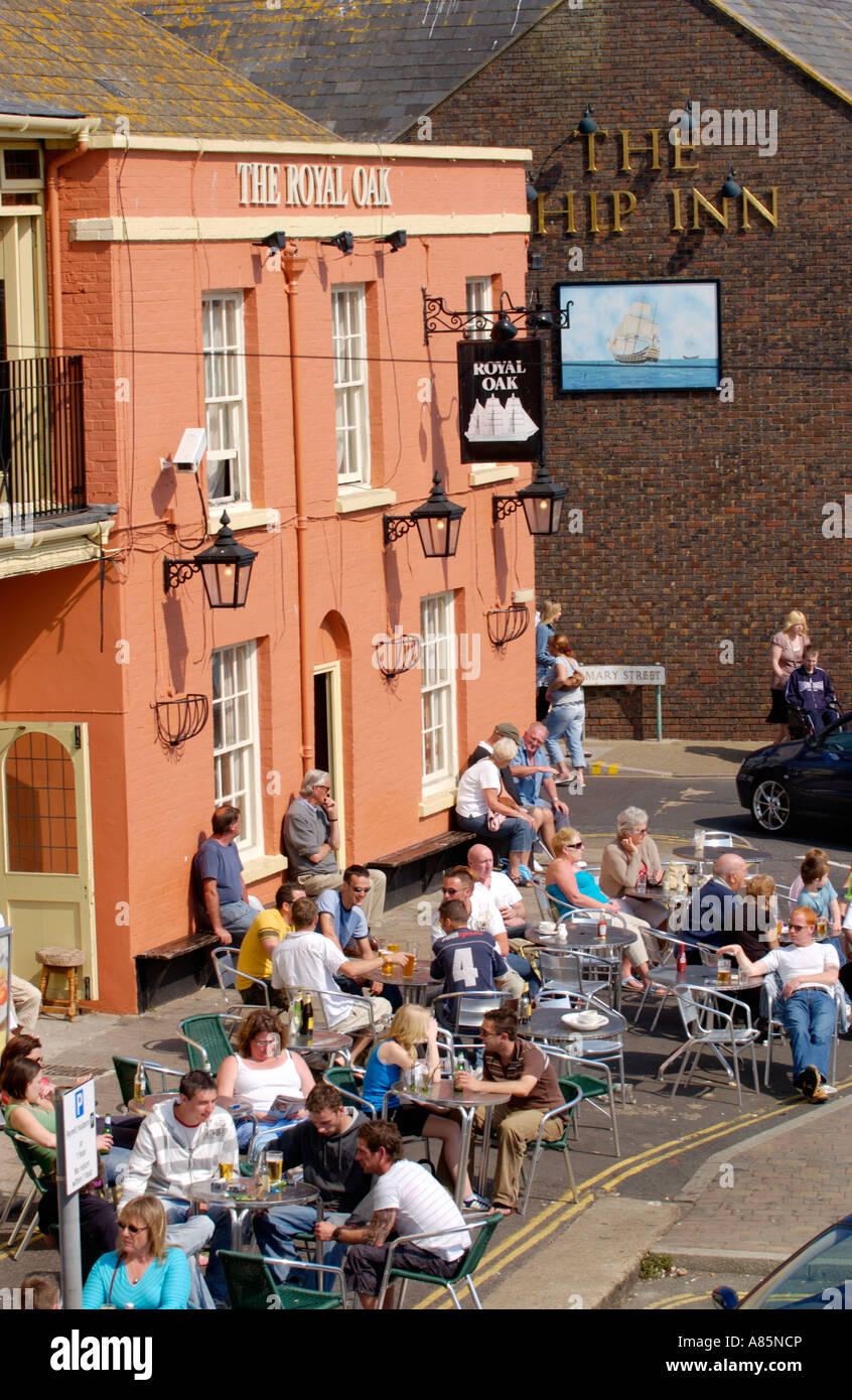 Trinker außerhalb THE ROYAL OAK Public House auf der Hafenpromenade Weymouth Dorset England Südengland Stockfoto