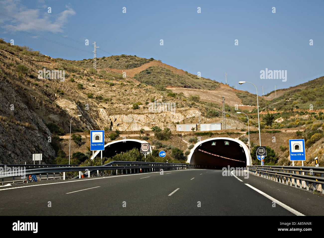 Verkehrszeichen und Tunnel auf der neuen Autobahn E15 Autovia del Mediterraneo A7 in der Nähe von Torrox Costa del Sol-Andalucia Spanien Stockfoto