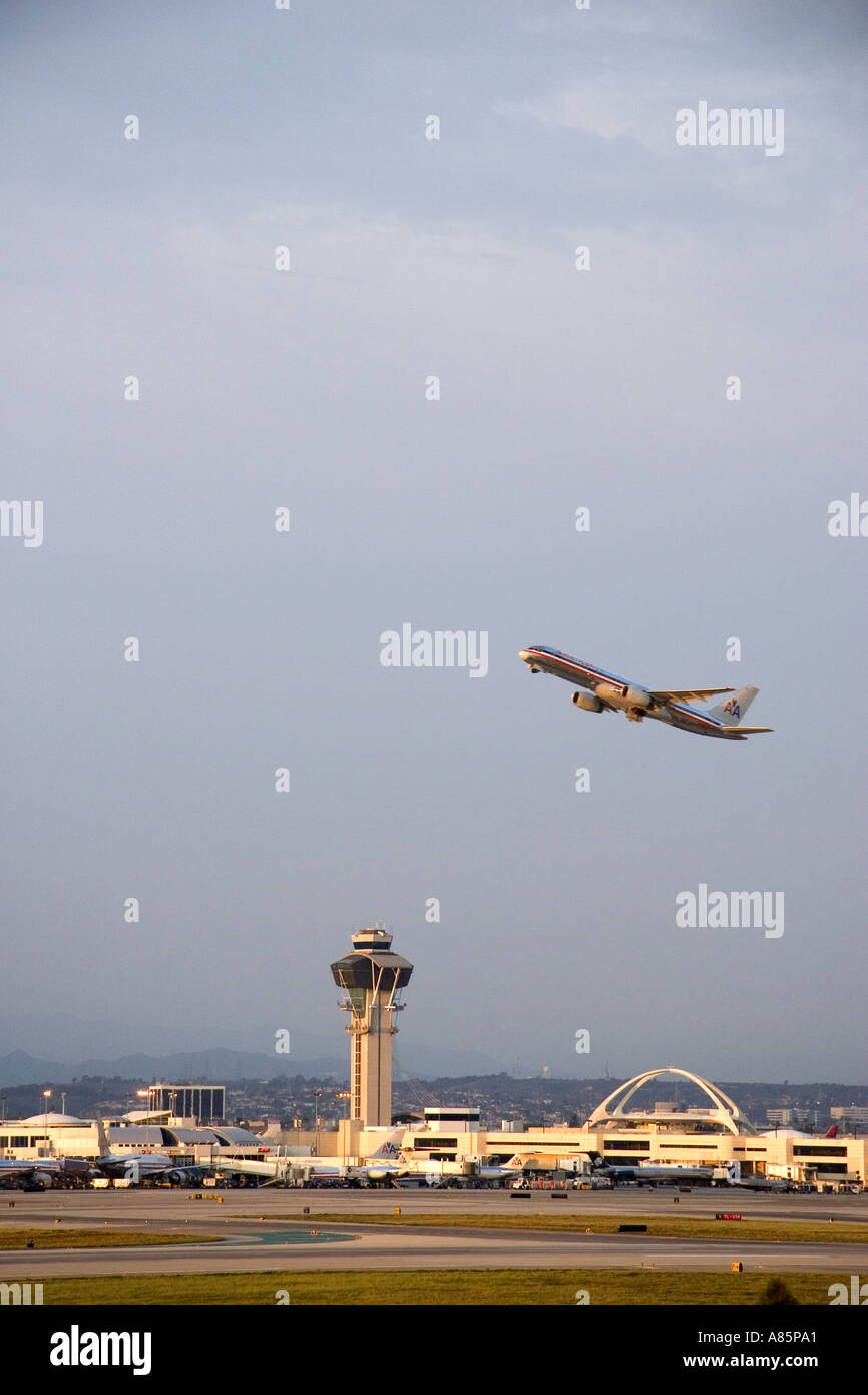 American Airlines Boeing 757 Flugzeug abheben aus LAX Flughafen Los Angeles Kalifornien Stockfoto
