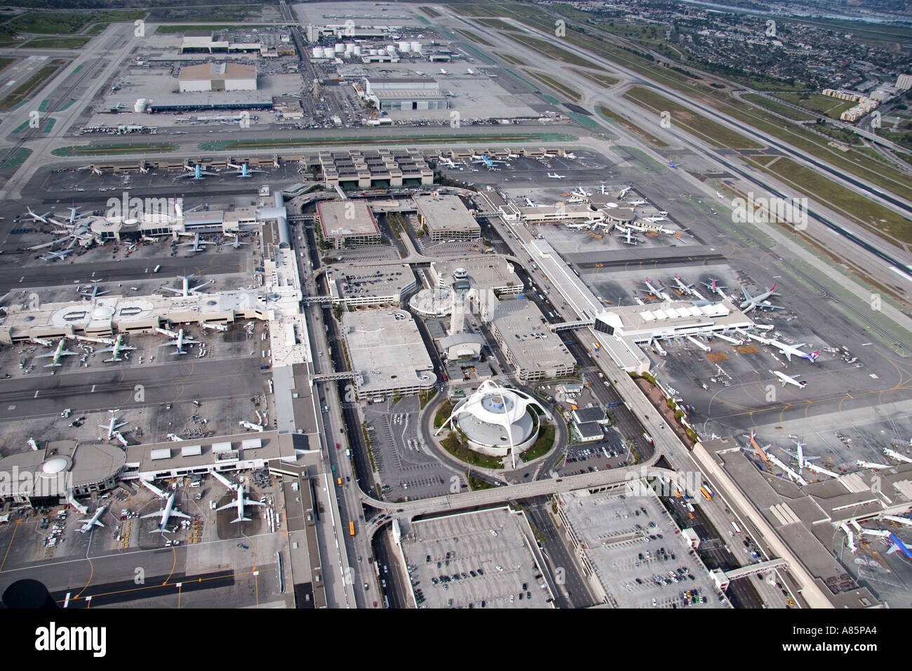 Luftaufnahme von Flugzeugen und Pisten am LAX Flughafen in Los Angeles ...