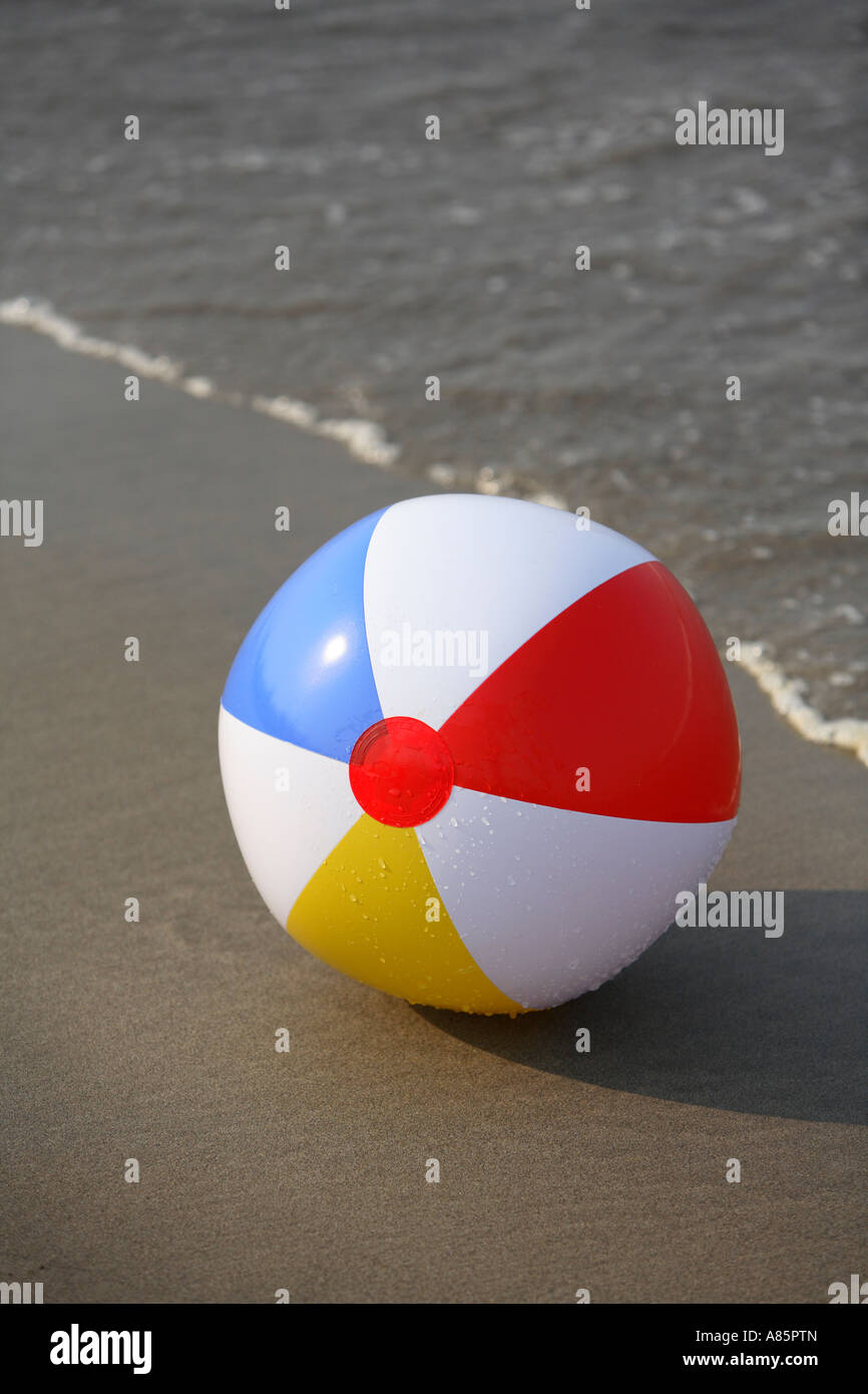 Beach-Ball in den Sand und Surfen Stockfoto
