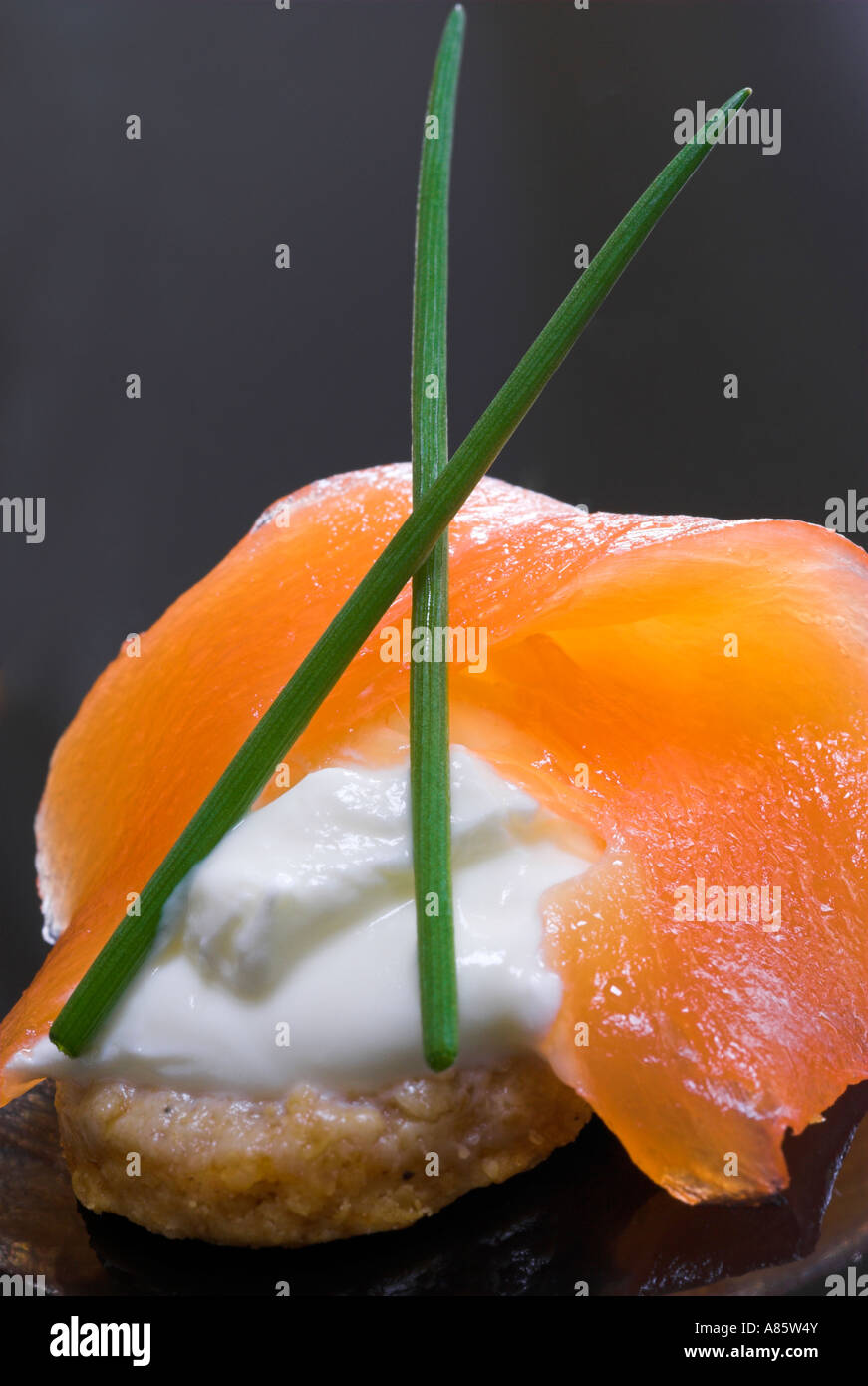 Geräucherter Lachs Häppchen auf einer schwarzen Platte. Stockfoto