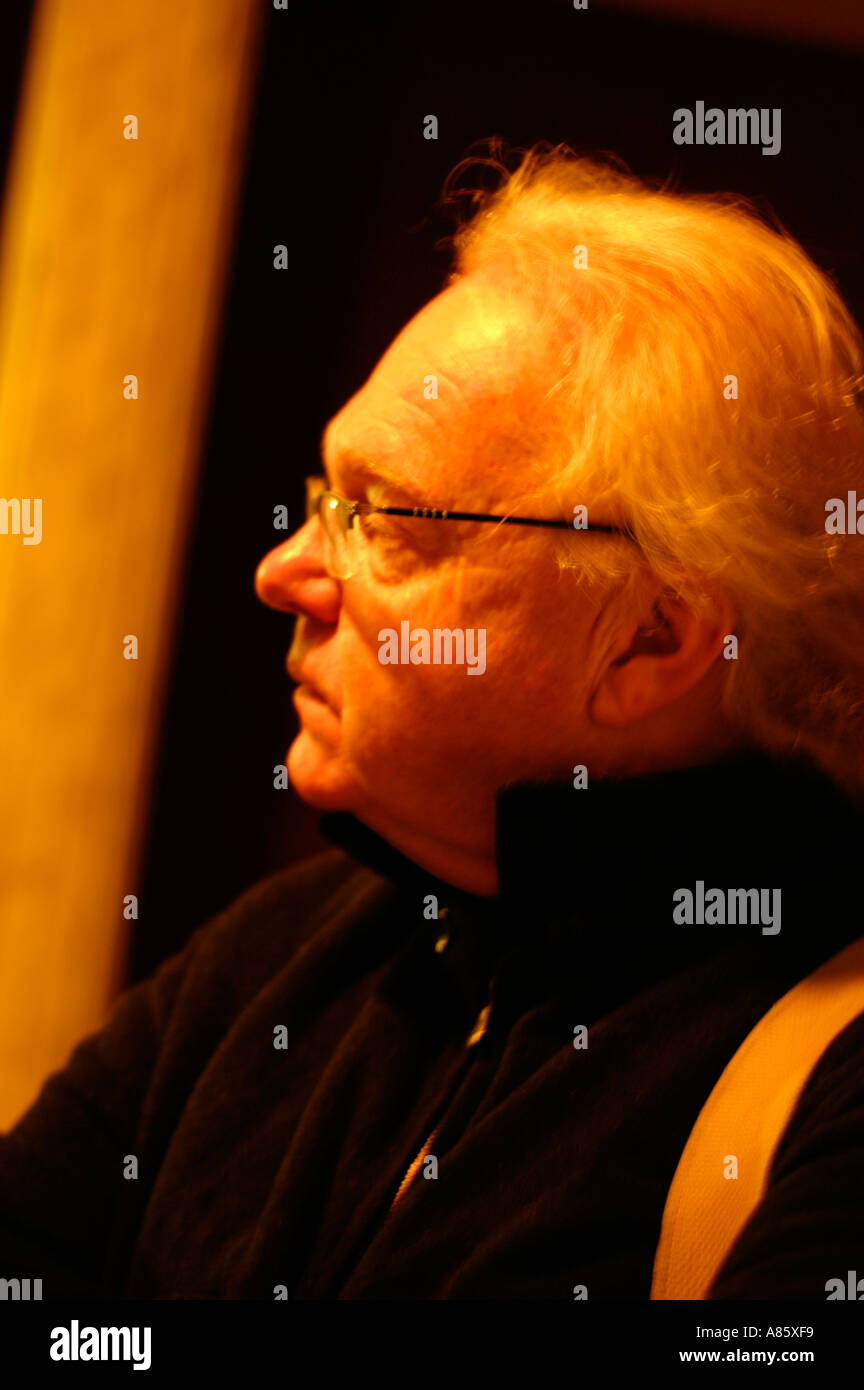 Ältere Mann Sixtish Blick aus dem Café-Fenster in der untergehenden Sonne Saint John, New Brunswick Kanada Stockfoto