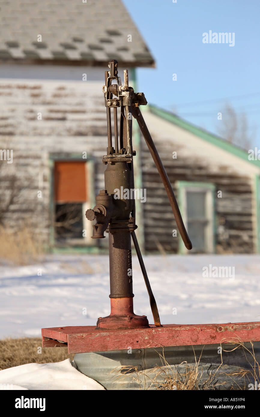 Alte Wasserpumpe am verlassenen Gehöft in malerischen Saskatchewan Kanada Stockfoto