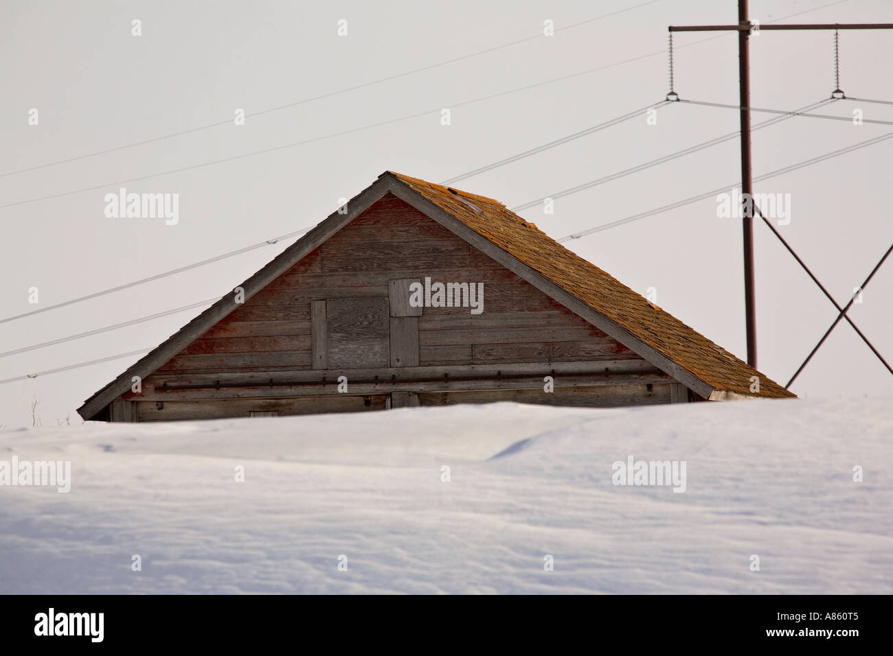Riesigen Schneeverwehungen vor einem alten Bauernhof im malerischen Saskatchewan Kanada Stockfoto