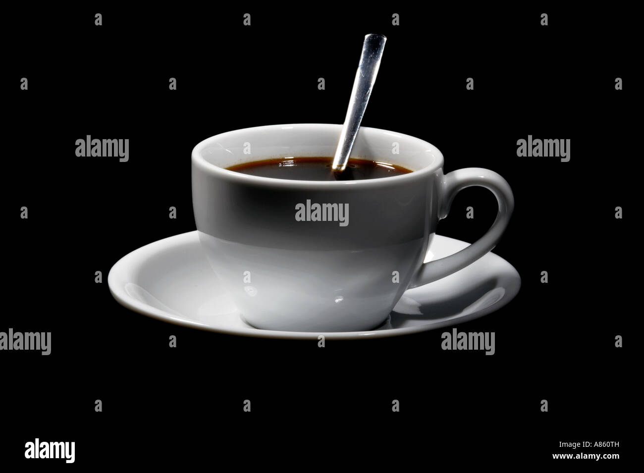 Weiße Tasse Kaffee und Zeitung isoliert auf weißem Hintergrund Stockfoto
