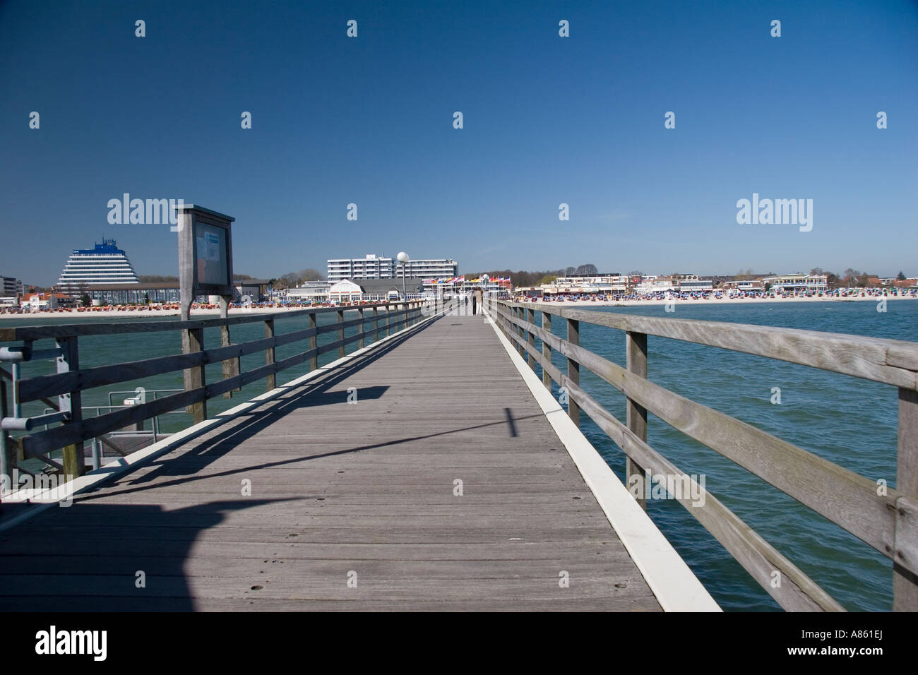 Blick vom Pier auf den Strand von Ostseeheilbad, Deutschland Stockfoto