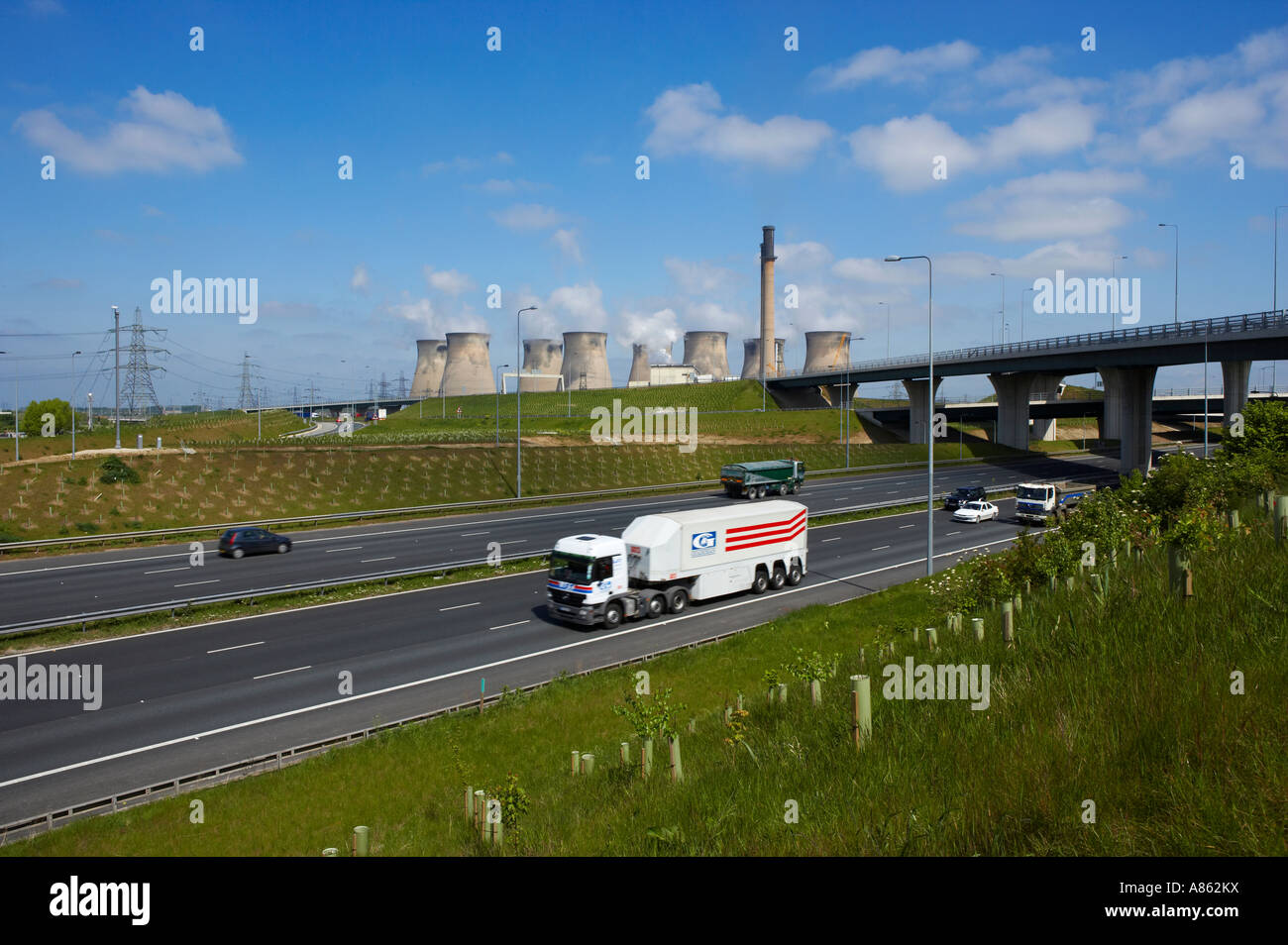 FERRYBRIDGE KRAFTWERK UND M62 A1 AUTOBAHN KREUZUNG YORKSHIRE ENGLAND Stockfoto