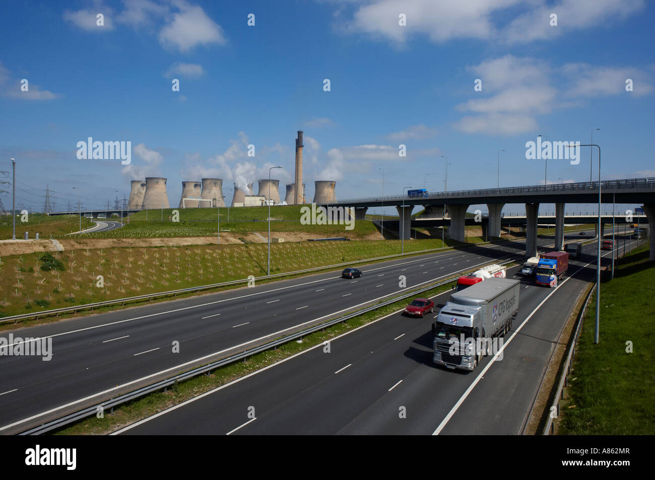 FERRYBRIDGE KRAFTWERK UND M62 A1 AUTOBAHN KREUZUNG YORKSHIRE ENGLAND Stockfoto