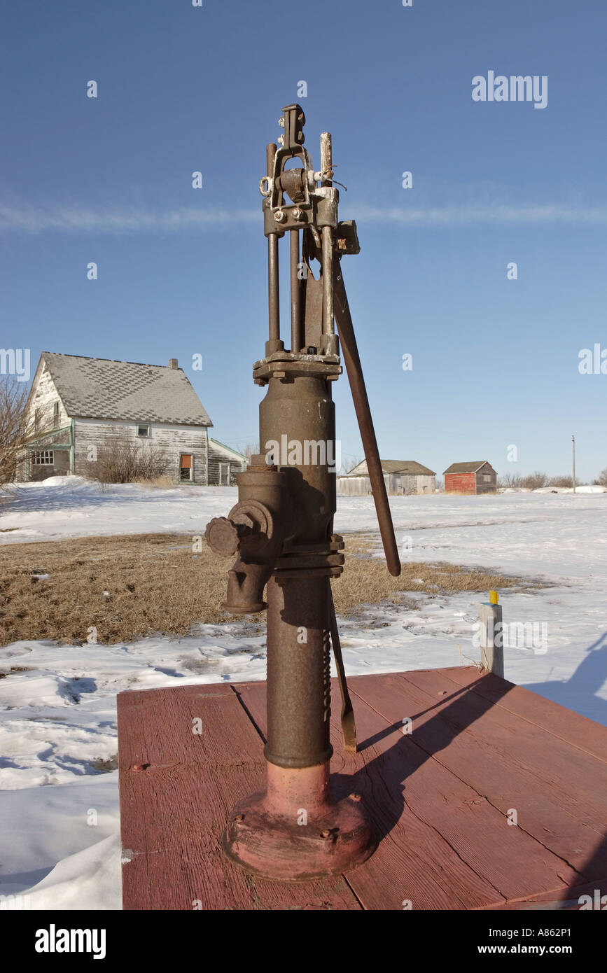 Alte Wasserpumpe auf Gehöft in malerischen Saskatchewan Kanada Stockfoto