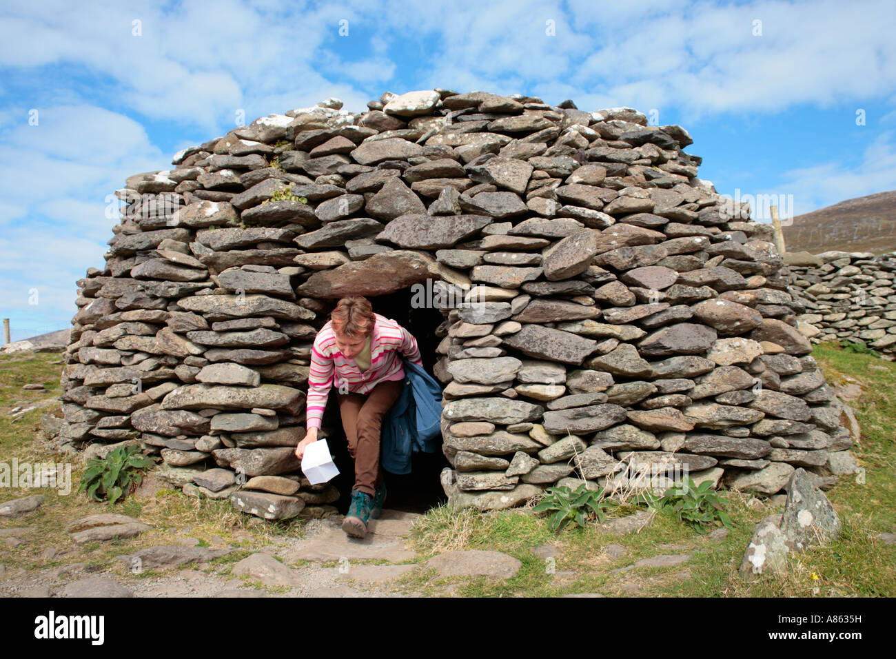 Hütte in Form einer Bienenwabe, gebaut aus Steinen auf der Dingle-Halbinsel an der westlichen Küste von Irland Stockfoto