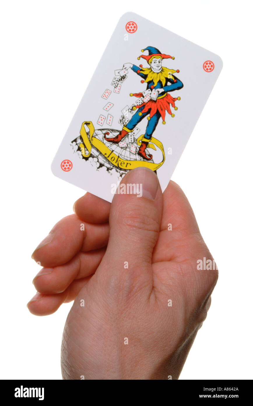 Mans Hand hält eine Joker Spielkarte Stockfoto