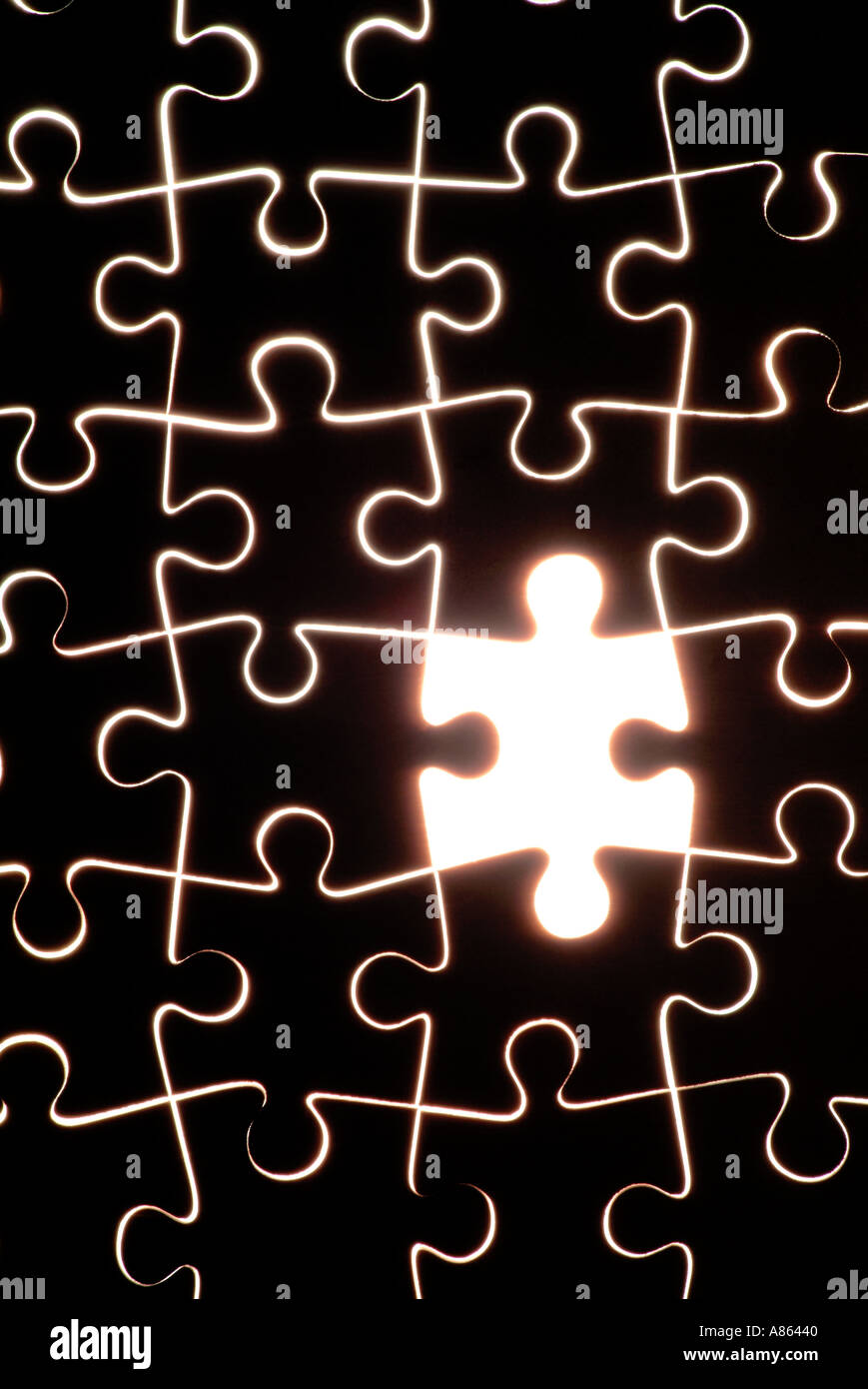 Holz Puzzle mit einem Stück entfernt mit weißer Hintergrundbeleuchtung Stockfoto