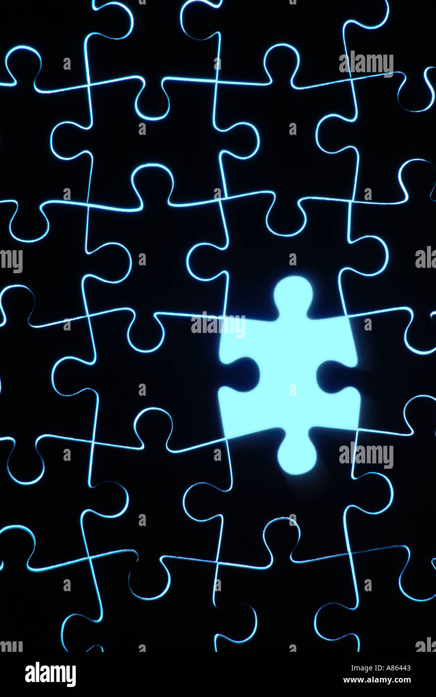 Holz Puzzle mit einem Stück entfernt mit blauer Hintergrundbeleuchtung Stockfoto