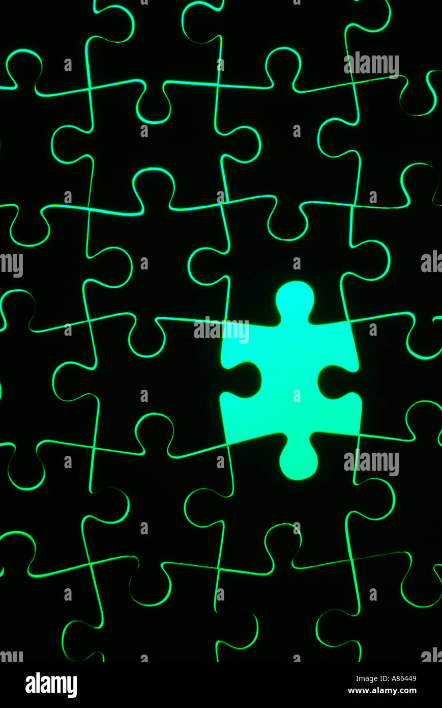 Holz Puzzle mit einem Stück entfernt mit grüner Hintergrundbeleuchtung Stockfoto