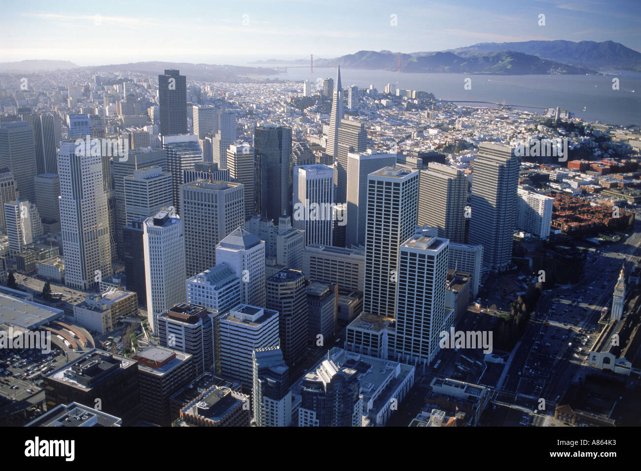 Luftaufnahme des Trans America Tower im Bankenviertel mit Golden Gate Bridge über San Francisco Stockfoto