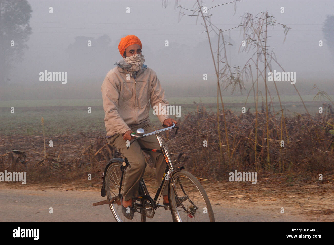 Am frühen Morgen Sikh Jugend auf Fahrrad, Punjab, Indien Stockfoto