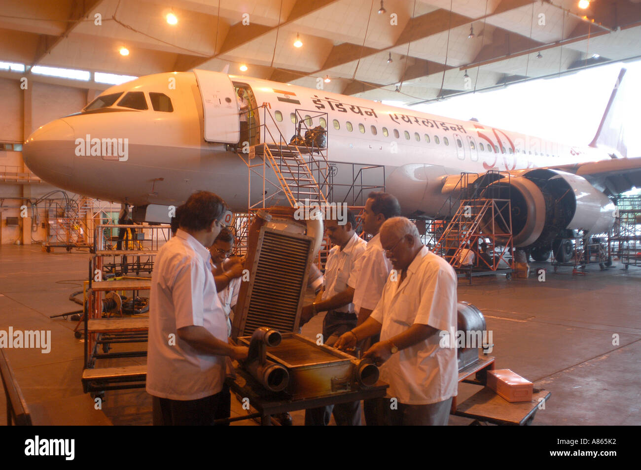 Ingenieure, die Inspektion ein Indian Airlines Flugzeuge Mumbai Indien Stockfoto