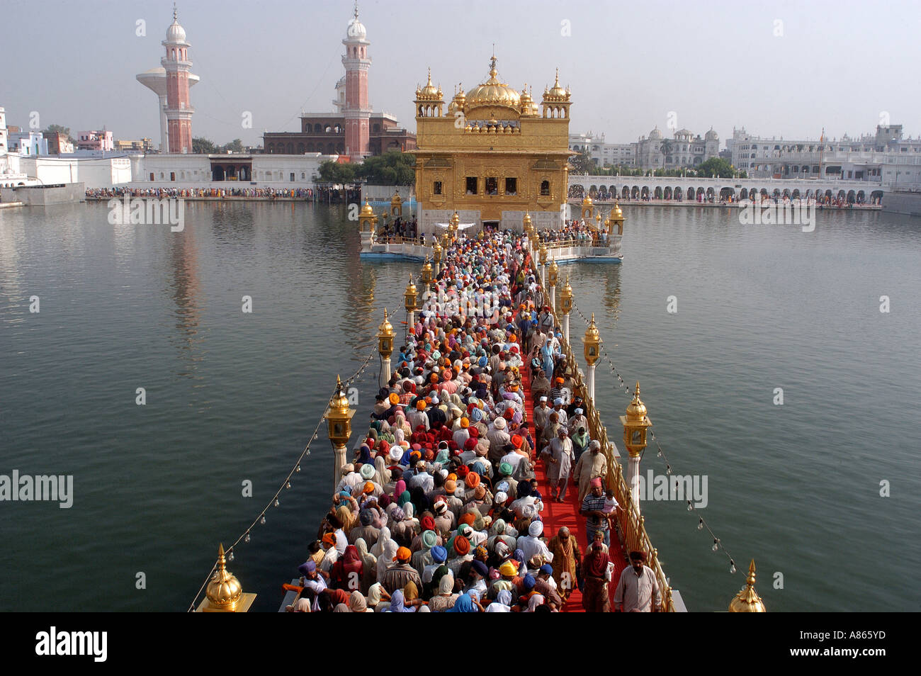 Langen Reihe von Anhänger Golden Tempel Amritsar Punjab Indien eingeben Stockfoto