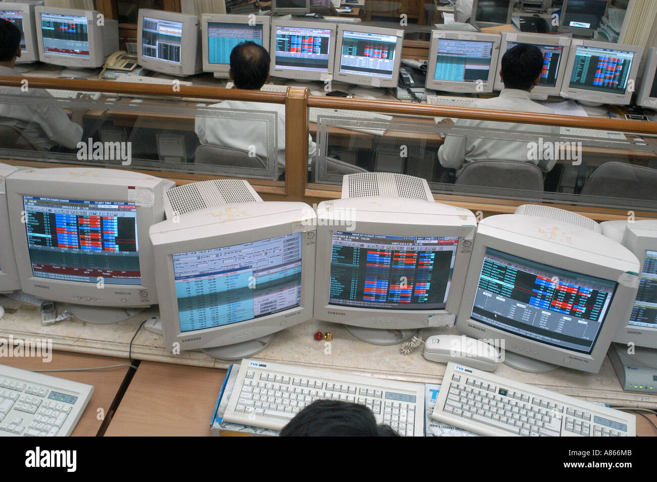 Stock Market Makler Büro online arbeiten am Computer Handel mit Aktien, Bombay, Mumbai, Indien Stockfoto