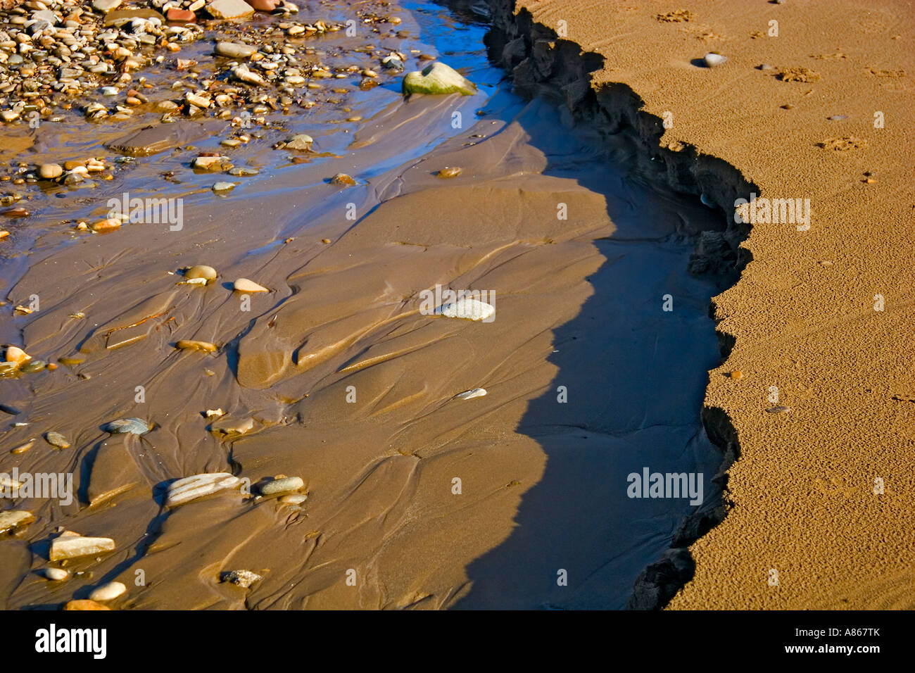 erodierten Sand bei Ebbe am Broadhaven Strand Wales Stockfoto