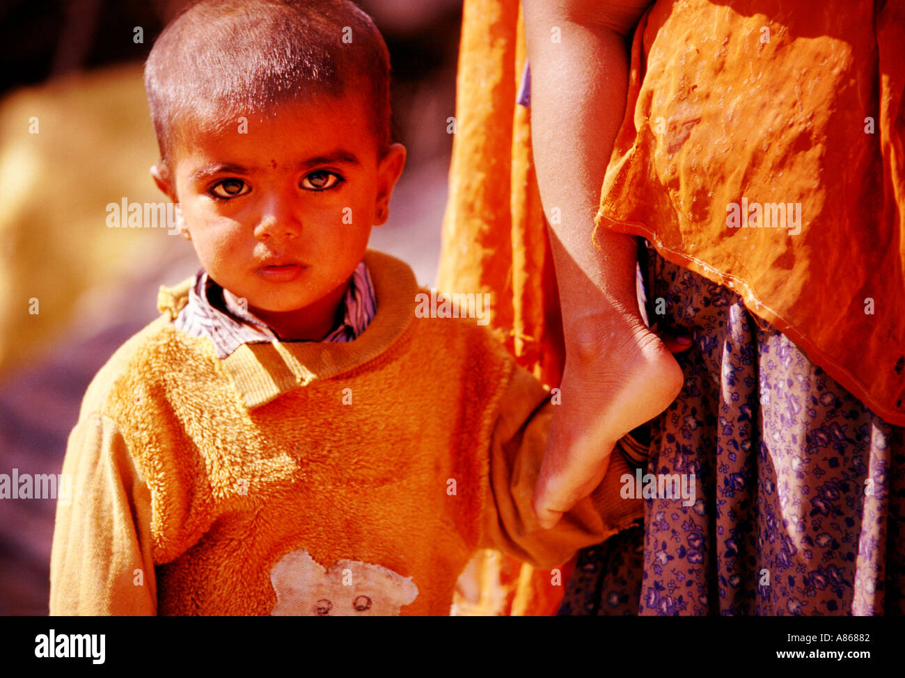 Indischer Junge mit Mutter Stockfoto