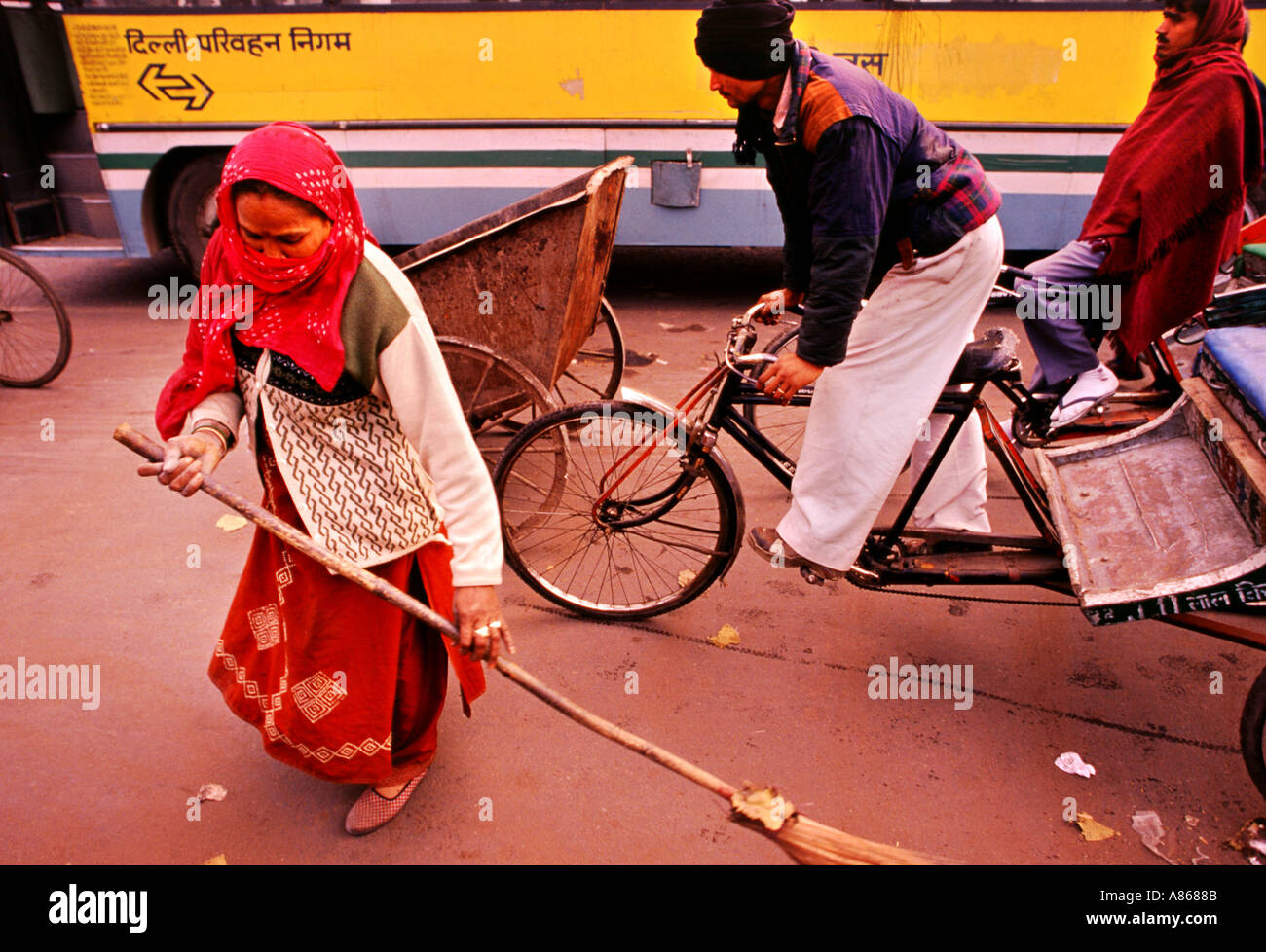 Straße Reiniger auf der Straße von Delhi Stockfoto