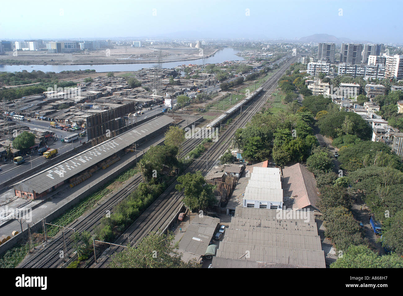 MPD77545 Luftbild von Sion Kurla Eisenbahnstrecken mit Mithi Fluss Bombay jetzt Mumbai Maharashtra Indien Stockfoto