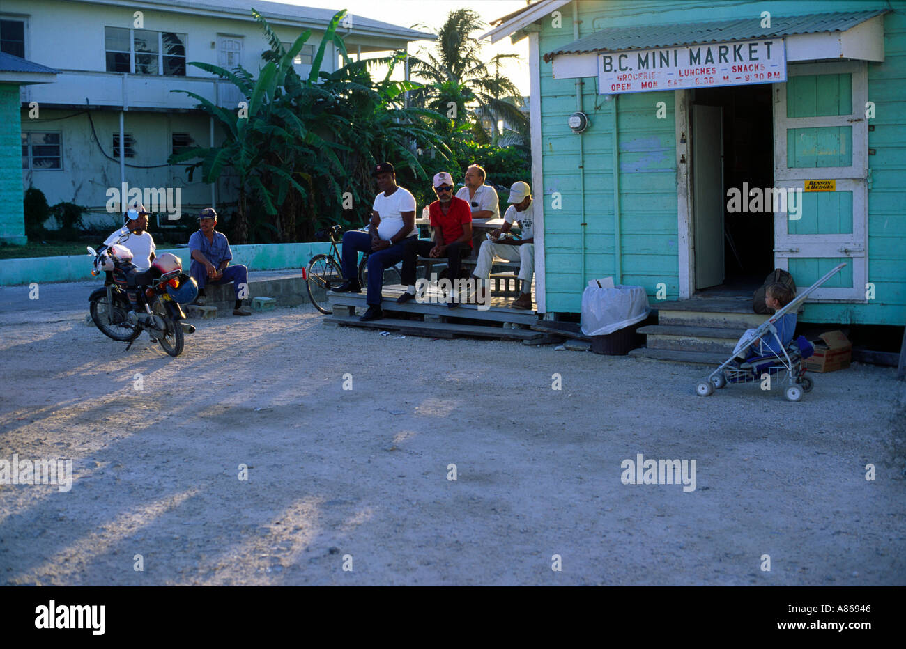 Morgen Treffen der einheimischen Männer beim Frühstück draußen einen Gemischtwarenladen George Town-Grand Cayman-Cayman-Inseln Stockfoto