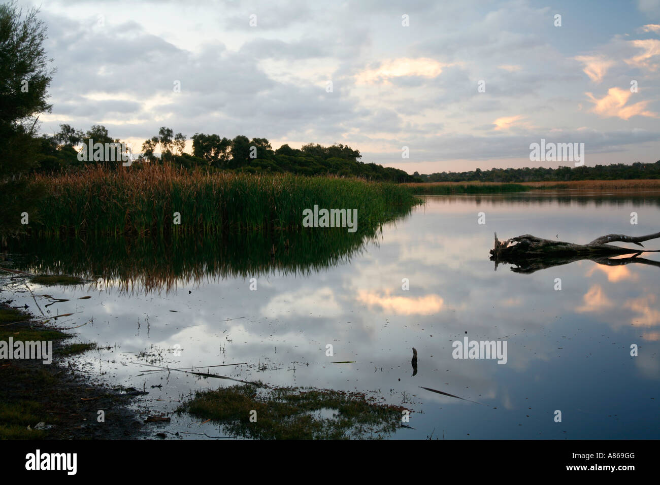 Sonnenuntergang Überlegungen zur See Joondalup in Perth Nordvorort von Joondalup, Western Australia Stockfoto