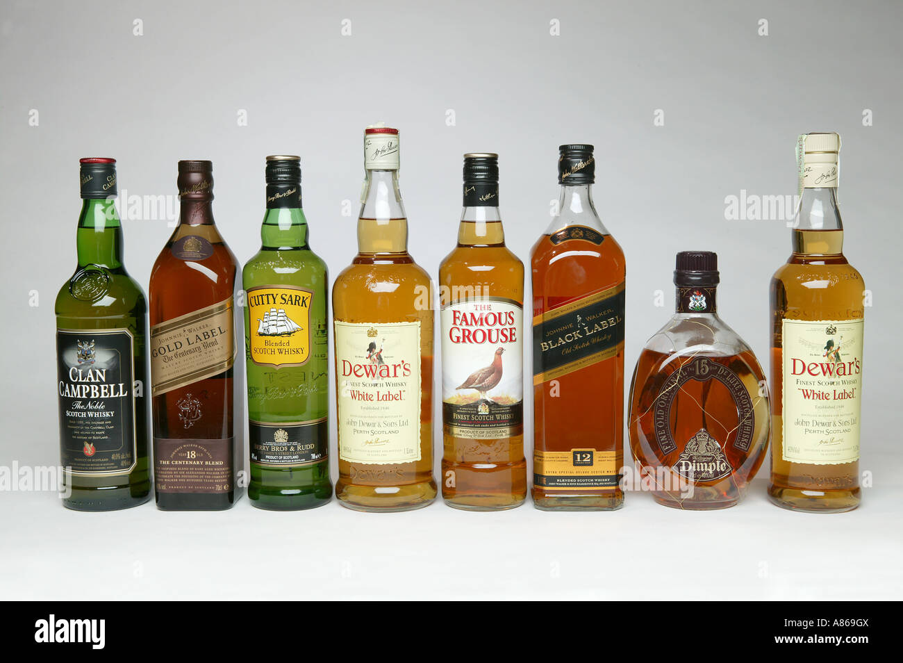 eine Reihe von markanten Whiskys aus dem Vereinigten Königreich geschossen Ion eine Studio auf einem weißen Hintergrund Stockfoto