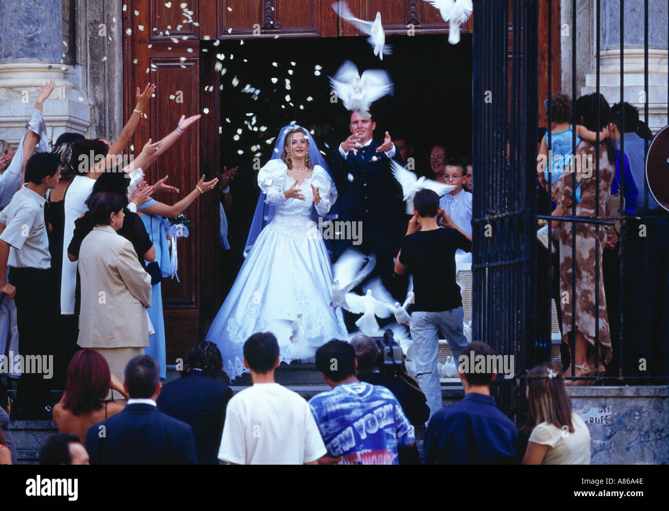 Freigabe von weißen Tauben bei einer Hochzeit Stockfoto