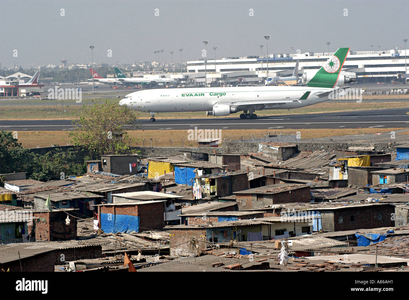 Bombay Flughafen mit Eva Air Cargo-Flugzeug und Slums im Vordergrund, Indien Stockfoto