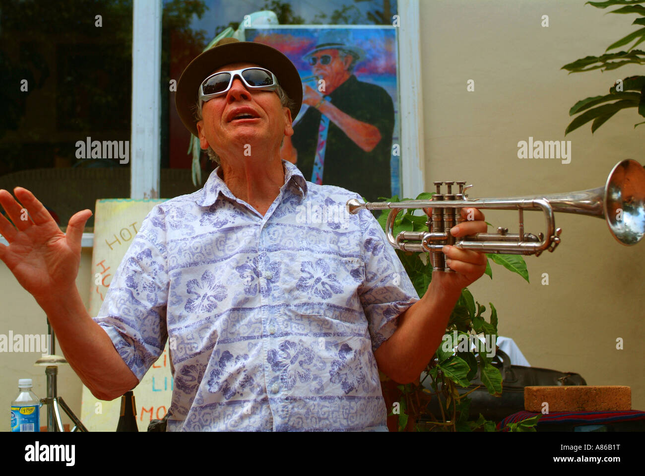 A Street Performer spielt Trompete außerhalb der Mel Fisher Museum Key West-Musik-Sänger singen Stockfoto